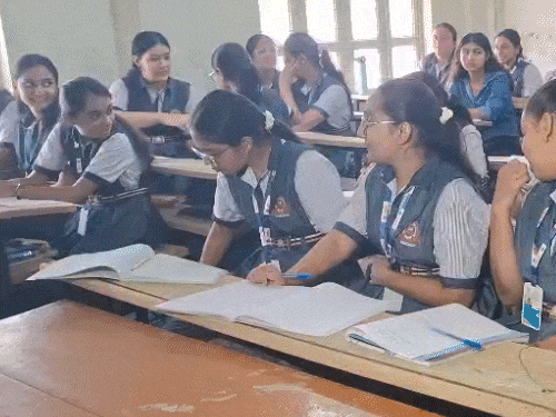 गुजरात बोर्ड: कक्षा 9-10 में अब तीन भाषाएं पढ़नी अनिवार्य:वोकेशनल आठवां विषय बना, कक्षा 9 में ‘व्यक्ति और समाज जीवन’ नया विषय शामिल