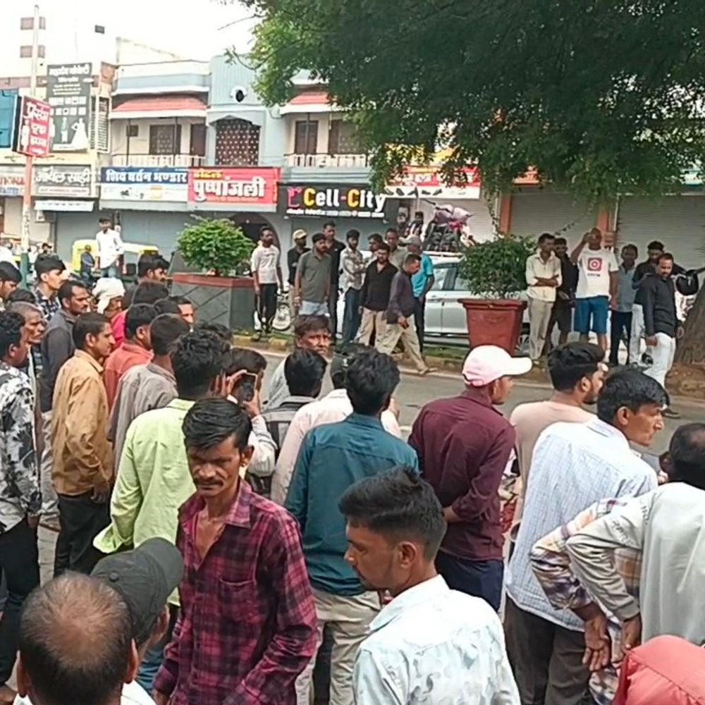 बस की टक्कर से बाइक सवार 2 युवकों की मौत:सिर के ऊपर से निकला टायर-फट गए सिर, परिचित के दाह संस्कार में शामिल होने जा रहे थे