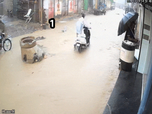 एक ही दिन में 6 लोग गड्ढों में गिरे:गुजरात के जूनागढ़ की घटनाएं, सीसीटीवी में कैद हुईं तस्वीरें