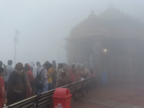 बादलों में घिरे पावागढ़ शक्तिपीठ का मनमोहक दृश्य:महाकाली के दर्शन के लिए घने कोहरे के बीच भी श्रद्धालुओं की भीड़ उमड़ी
