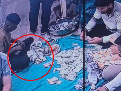 गुजरात के अंबाजी मंदिर में भी दान की चोरी:2 महीने पुराना CCTV हुआ वायरल, तीन कर्मचारियों की मिलीभगत से हुई थी चोरी