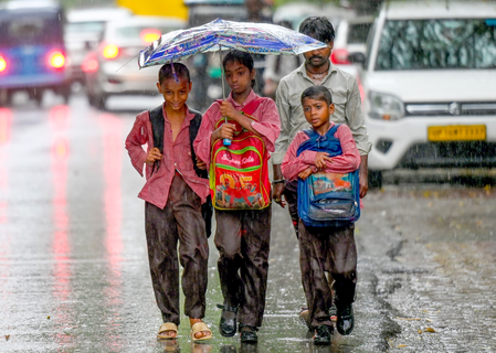 दिल्ली-एनसीआर में मानसून ने बढ़ाई रफ्तार, कई इलाकों में बारिश की संभावना; मौसम विभाग ने जारी किया येलो अलर्ट