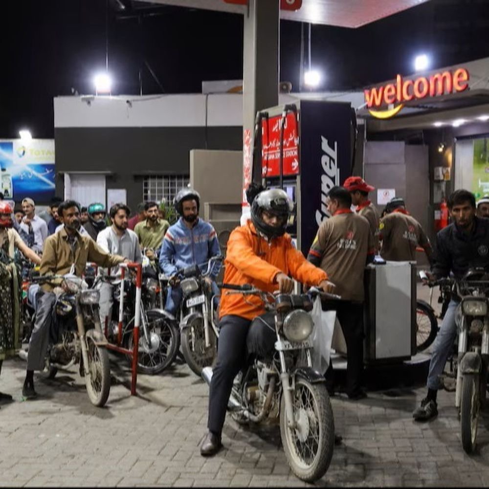 पाकिस्तान में पेट्रोल 13.18 और डीजल 13.80 रुपया महंगा:पेट्रोल 310.71 और हाई-स्पीड डीजल 323.30 रुपया लीटर मिल रहा, नई कीमतें 11 जुलाई से लागू