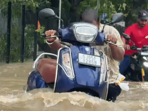 सूरत में 7 इंच बारिश से कई इलाके डूबे:करंट लगने से तीन की मौत, दक्षिण गुजरात में भारी बारिश का अलर्ट