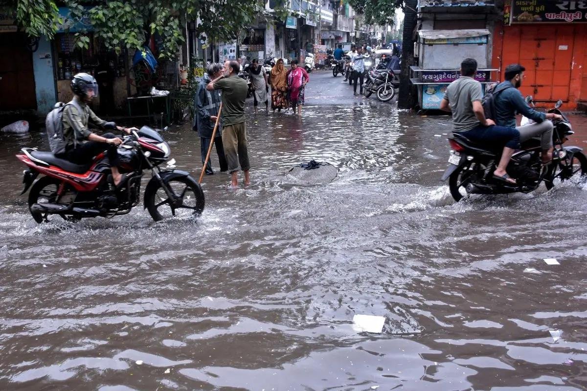 गुजरात में भारी बारिश का रेड अलर्ट, कई जिलों में प्रशासन हाई अलर्ट पर