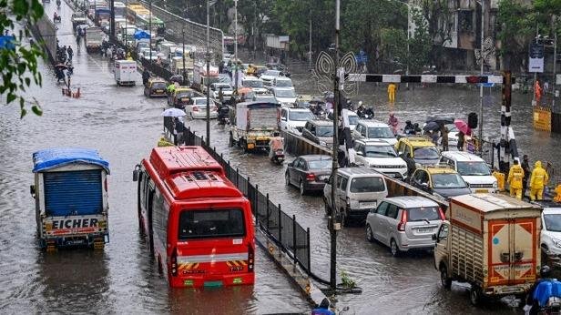 मुंबई में मूसलाधार बारिश का कहर, रेड अलर्ट जारी; स्कूल-कॉलेज बंद, प्रशासन हाई अलर्ट पर