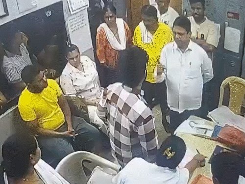 महाराष्ट्र में डॉक्टर को थप्पड़ मारने वाला शिवसेना पार्षद गिरफ्तार:3 साथी भी पकड़े गए; डॉक्टर ने इस्तीफा दिया, कहा- डर से शहर छोड़ा