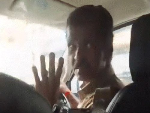 पुलिसकर्मी ने प्रदर्शनकारियों को धमकाया:दोबारा दिखे तो ड्रग्स जेब में डाल दूंगा, आरोपी पर जांच शुरू; लड़की ने प्रदर्शनकारी ले जा रही वैन रोकी