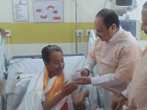 सोनम वांगचुक की भूख हड़ताल 27वें दिन खत्म:नड्डा ने जूस पिलाया; वांगचुक बोले- तीन मांगों पर लिखित आश्वासन मिला, इनमें प्रधान का इस्तीफा शामिल नहीं
