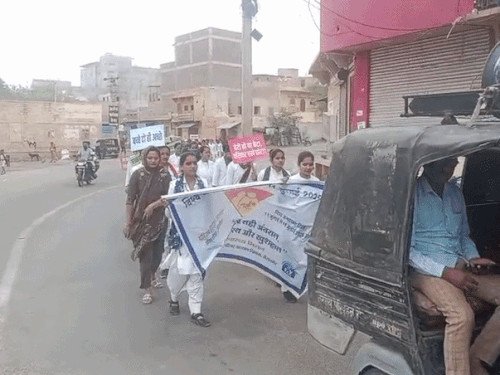 जनसंख्या नियंत्रण और जनजागरूकता को लेकर निकाली रैली:हरी झंडी दिखाकर रवाना किया, सीएमएचओ बोले- बच्चों में सही अंतराल से परिवार बनेगा खुशहाल