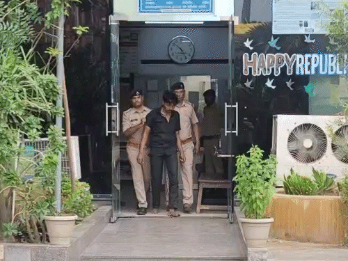 अहमदाबाद में पीजी हॉस्टल की छत पर स्टूडेंट से रेप:युवती भागी तो आरोपी गार्ड ने तार से गला बांधा, चार दिन पहले नौकरी लगी थी