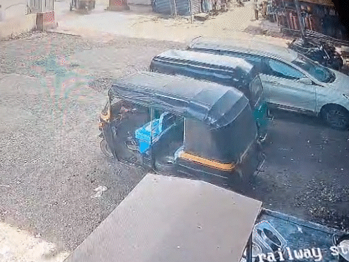 रील बनाते समय ओवरब्रिज से 40 फीट नीचे गिरा युवक:ऑटो रिक्शा पर गिरने से बची जान, VIDEO; गुजरात के सूरत की घटना