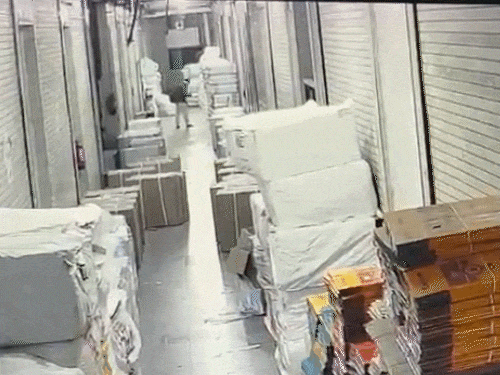 सूरत में कर्मचारी ने ₹24 करोड़ का सामान फूंका…VIDEO:मालिकों ने वेतन का ₹10000 नहीं दिया तो ₹150 के पेट्रोल से मार्केट में आग लगाई