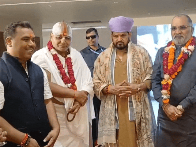 अयोध्या में सूरत का फैशन बाजार उतरा:35 ब्रांड की साड़ियों-लहंगों ने खींचा महिलाओं का ध्यान, वस्त्र उत्सव का शुभारंभ