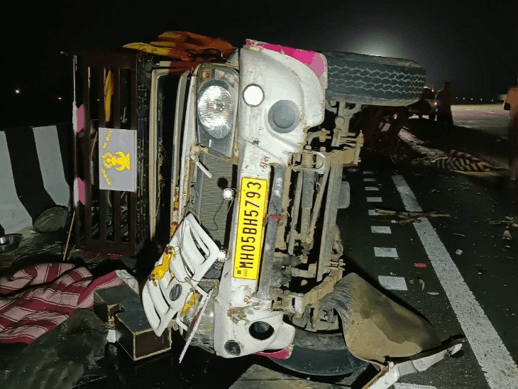 महाराष्ट्र के अमरावती में ट्रक-पिकअप वैन की टक्कर, 7 मौतें:18 घायल; समृद्धि हाईवे पर हादसा, देवी दुर्गा की प्रतिमा लेकर जा रहे थे लोग